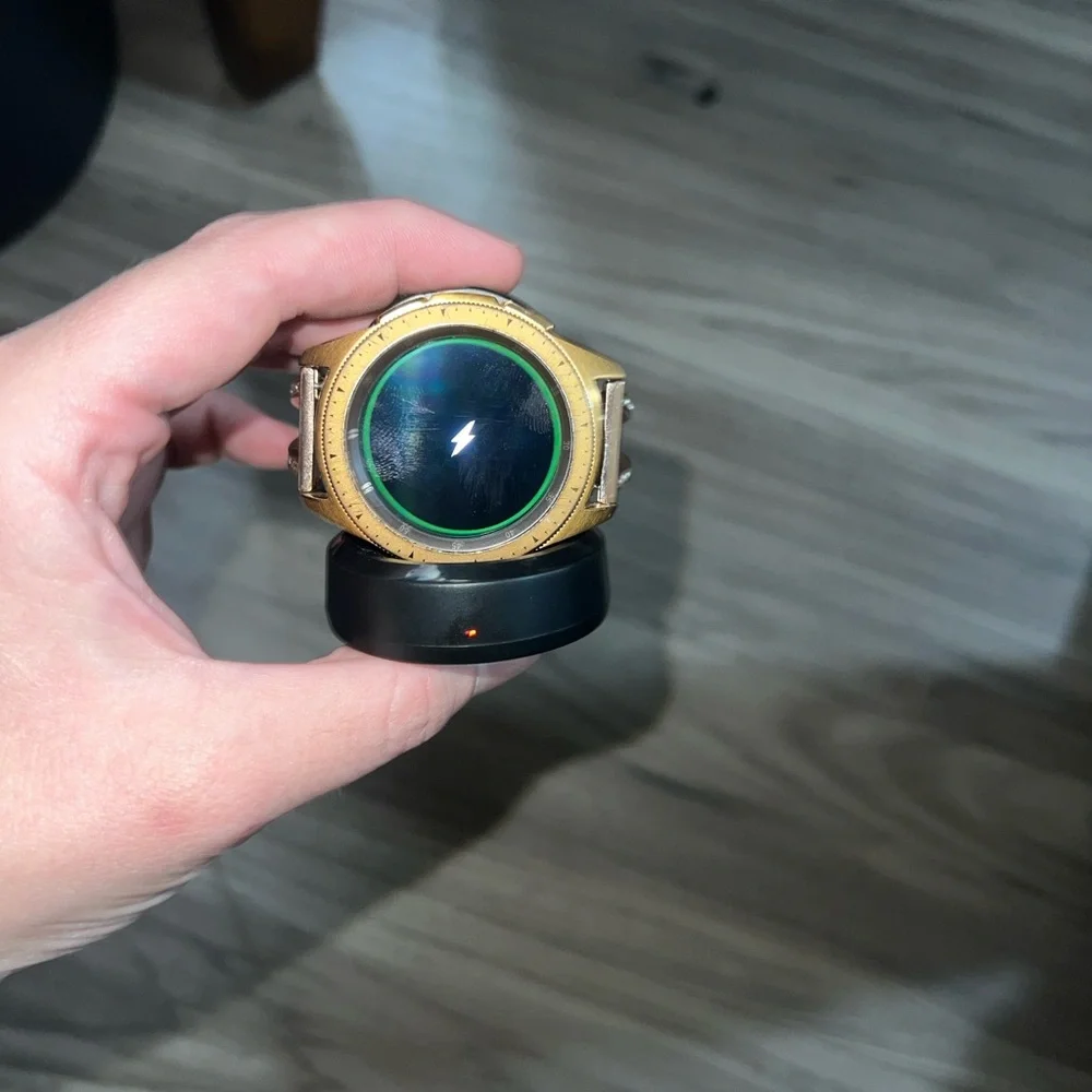 Samsung Gold Smartwatch Premium Design